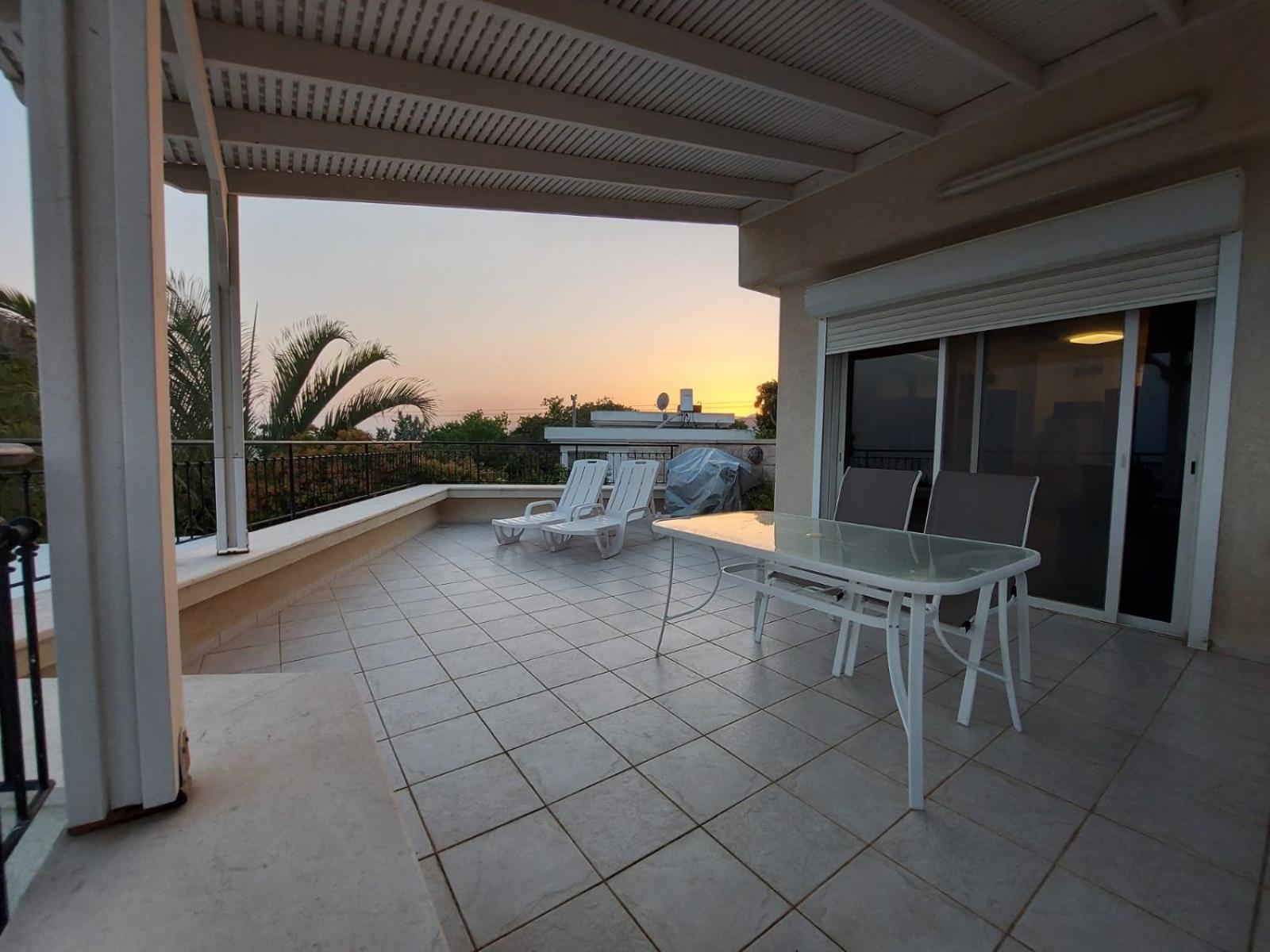 למרפסת La Balcona Apartment Chorazim Ruang foto
