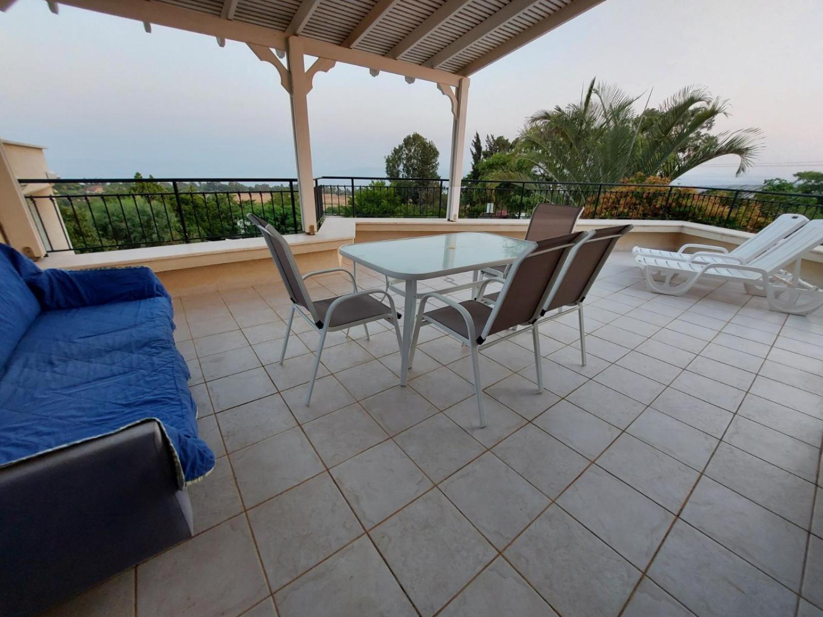 למרפסת La Balcona Apartment Chorazim Ruang foto